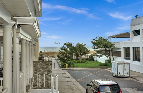 Atlantic City House | Beach Block SHORE HOUSE 7BR Sleeps 16 Hot Tub! Ocean Views & Steps to Boardwalk