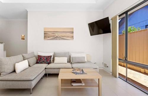 Innaloo Villa | Beachside Gem in Doubleview, Free Wi-Fi, Parking