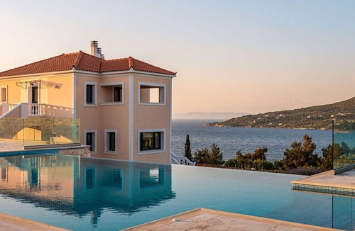 Samos Town Apartment | Beautiful apartment for 4 guests with pool, WIFI, A/C, TV, balcony, panoramic view and parking