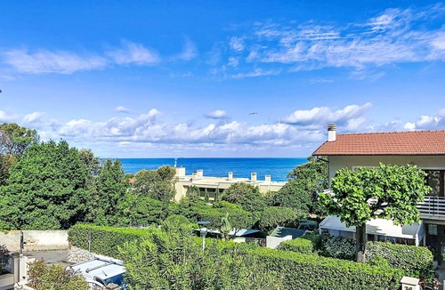 Castiglioncello Apartment | Beautiful apartment for 6 people with WIFI, TV, patio and pets allowed
