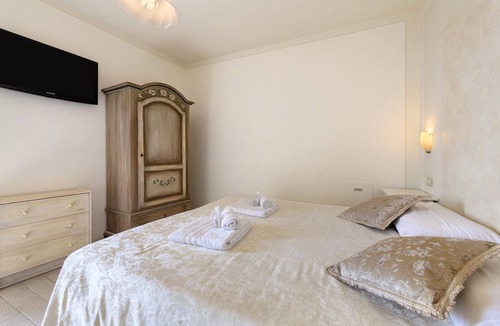Pulciano Bed & Breakfast | Bed and Breakfast 'Giardini Di Corte - Magnolia' with Lake View, Wi-Fi and Air Conditioning
