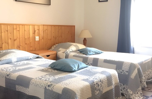 Salinelles Bed & Breakfast | Bed and Breakfast 'Automne Hiver Été' with Shared Terrace, Private Garden and Wi-Fi
