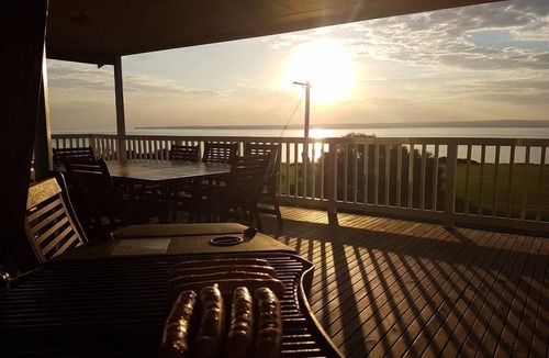 Ventnor House | Bella Views - Beach front, WiFi and Foxtel! Availability School Holidays