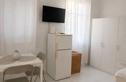 Ermoupoli House | Bright Authentic Cycladic Home, Walk to Ermoupoli Center