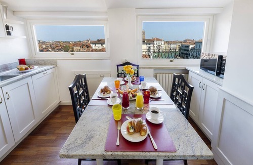 Dorsoduro Apartment | Ca' Cerchieri Terrace Canal View