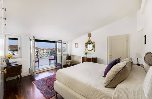 Dorsoduro Apartment | Ca' Cerchieri Terrace Canal View
