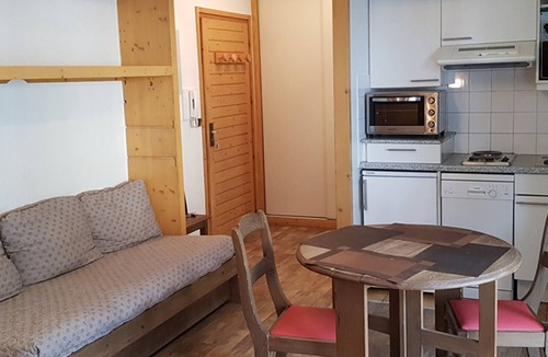 Brides-les-Bains Apartment | Central Studio with Parking and Wifi in Brides-les-Bains