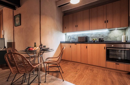 Doctor Barraquer-Grupo Renfe-Policlinico Apartment | Charming apartment with patio in Macarena