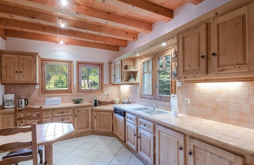 Les Tines Ski Chalet | Charming chalet in Chamonix with WiFi and private parking for 12 guests.