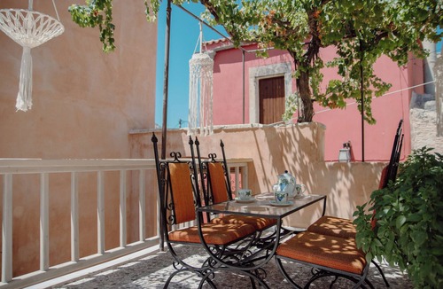 Archanes Apartment | Charming Studio with City View - AVRA