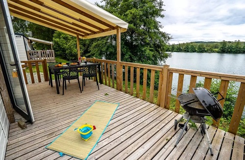 Champagney House | Comfort 2-Bedroom Waterfront Mobile Home for 4 People