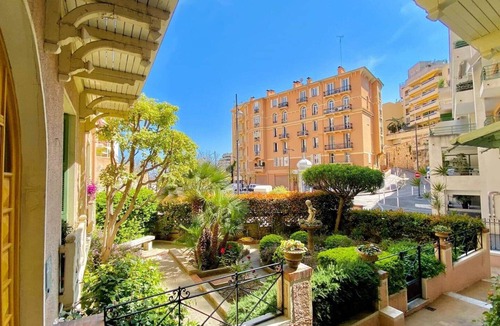 Les Fleurs Apartment | ★ Designer Garden View Apartment Heart of City★