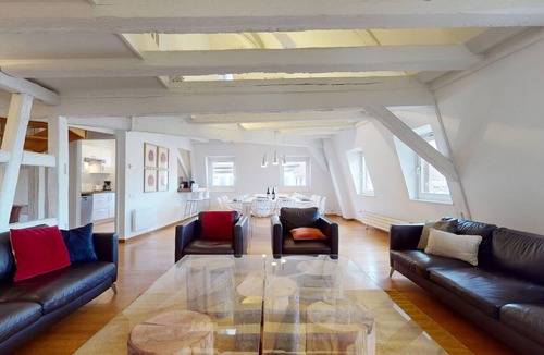 Old Town Apartment | dreyfus duplex city center ac 3br 2bth 165m2