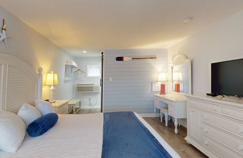 Lower Township Hotel | Elegant King Room for a Relaxing Beach Escape
