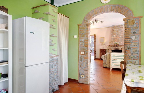 Capannori Apartment | Emma e Adele Apartment with Private Garden, Wi-Fi, and Air Conditioning