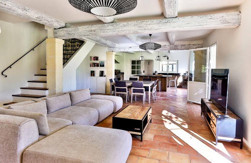 St.-Remy-de-Provence Villa | Fully renovated farmhouse with landscaped garden, pool & view 5mn walk from town