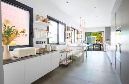 Sorgues Villa | Grande Maison familiale - Piscine privée & Jardin clos - 10min Avignon & Château-neuf-du-Pape - Climatisation - Parking privé gratuit - Animaux admis