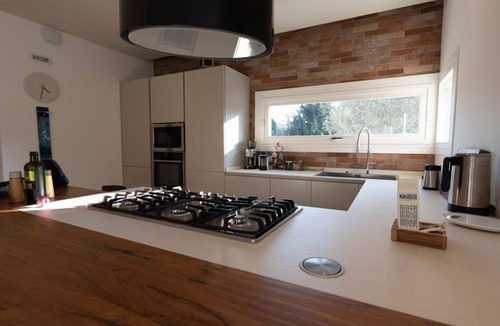 Noventa Padovana Villa | GuestHost - Unique villa in a quiet residential neighborhood, just 15 minutes by car from Padova, where you can enjoy the right relaxation away from city life.Ideal for couples or families and for business trips, it is perfect for 4 guests, bright and sp