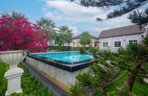 Sam Wa Tawan Ok Villa | H3 Villa for 14 with Pool Gym and Loft Bed near Safari World