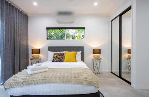 Edge Hill House | Hamptons Spa Villa - Edge Hill Cairns sleeps 9 Pet Friendly