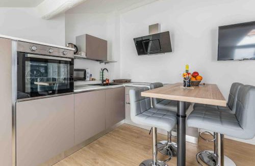 Central Station Apartment | heated HYDROMASSAGE POOL Central Station1' View
