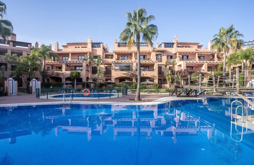 Atalaya-Isdabe Apartment | Holiday Accommodation "Apartamento Entre Estepona-Marbella" with Shared Pool & Wi-Fi