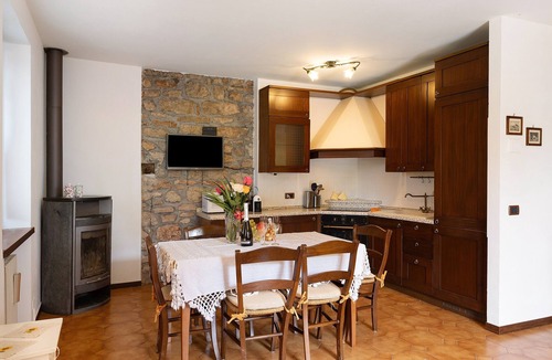 San Zeno di Montagna House | Holiday Home 'Villetta Singola' with Lake View, Private Terrace and Wi-Fi