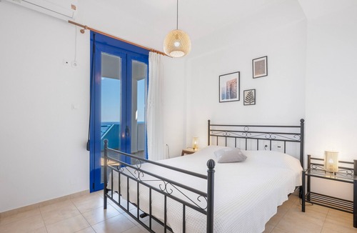 Pefki House | Holiday Home 'Blue Window Seaview Maisonette' with Sea View, Wi-Fi and Air Conditioning
