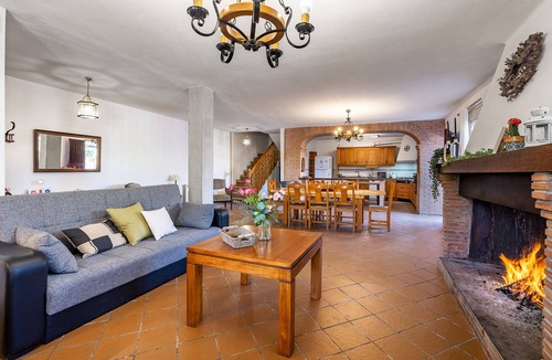 Gojar House | Holiday Home "El Cortijo de Granada" with Pool, Garden & Wi-Fi