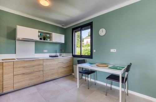 Sommieres Villa | Holiday Home 'Villa Maryet' with Private Terrace, Wi-Fi and Air Conditioning