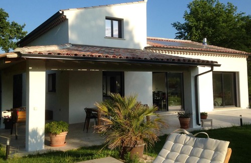 Eyragues Villa | Homerez - Villa for 10 ppl. with swimming-pool, garden and terrace at Eyragues