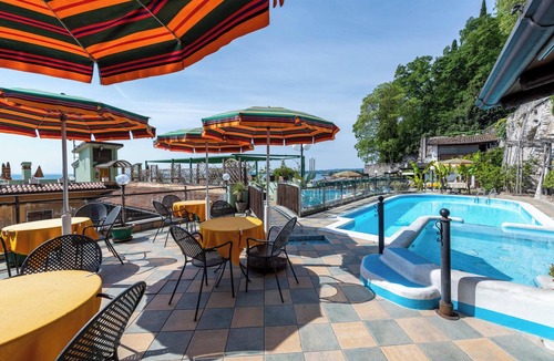 Toscolano Maderno Apartment | Hotel Apartment "Gardasol Romantic 1 Vista Lago" with Lake View, Pool & Wi-Fi