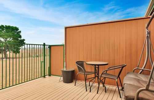 Pokolbin Apartment | King 1 - you can honestly walk to Bimbadgen and Hope Estate concerts