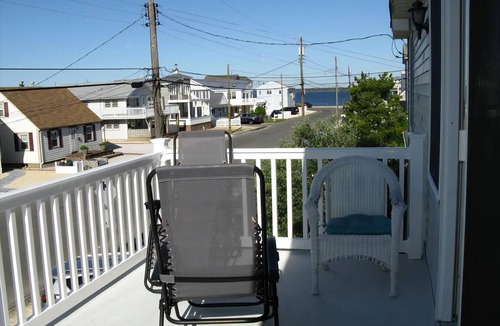 Ship Bottom House | Large 6 bedroom home located close to the bay beach in Surf City.