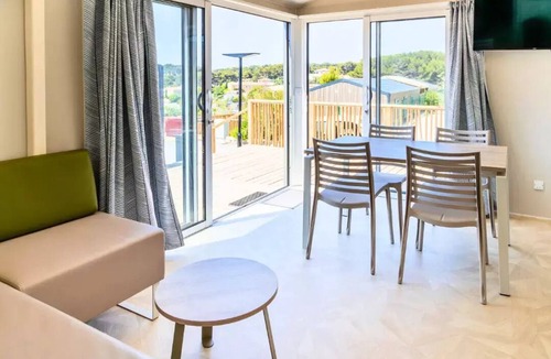 Messery House | Large Premium 4-Room Mobile Home for 6 People, Air-Conditioned + TV