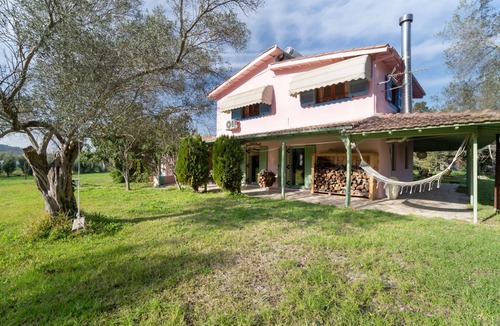Kalligoni House | Lefkadas Bohemian Cottage Holiday Home with Mountain View, Wi-Fi and Air Conditioning