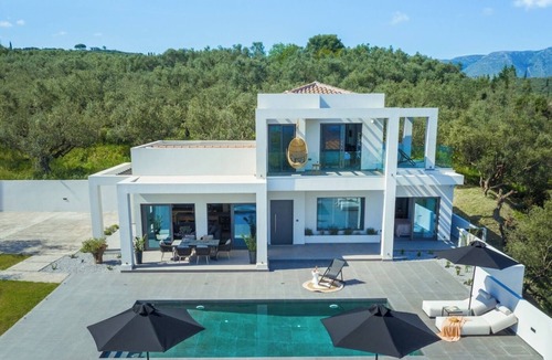 Amoudi Villa | Luxurious Simpson Signature Villa near Beaches, Tavernas and Walled Garden