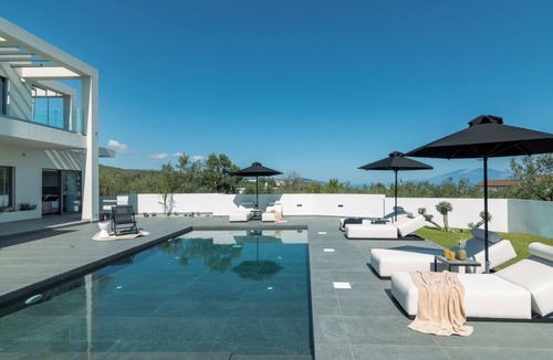 Amoudi Villa | Luxurious Simpson Signature Villa near Beaches, Tavernas and Walled Garden