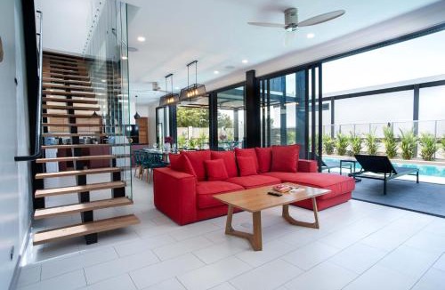 Ban Saiyuan Villa | LUXURY 4BR Oxygen Pool Villa Near Nai Harn Beach - Sunset Garden 7