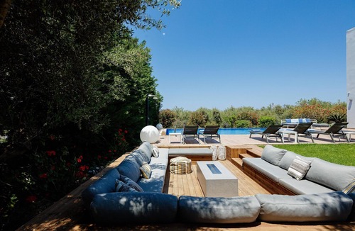 Adelianos Kampos Villa | Minimal Design & Rich Facilities Only 500m Away From Sandy Beach!