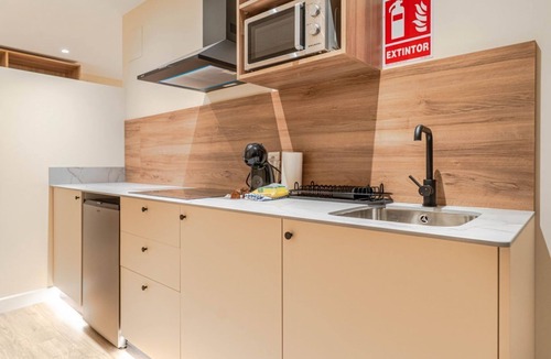 Beiro Apartment | Modern and Bright Nazariés Apartment in an Ideal Location