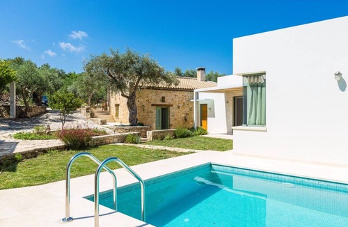 Atsipópoulon Villa | Nature Retreat with Private Pool & Rooftop Hot Tub