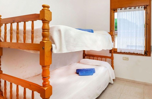 Pals Villa | Nice apartment in villa for 8 guests with WIFI, pool, TV, terrace and pets allowed