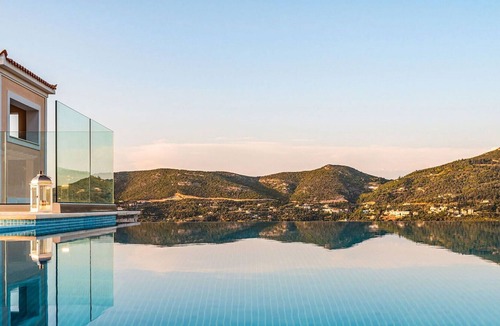 Samos Town Apartment | Nice apartment for 4 people with WIFI, pool, A/C, TV, panoramic view and parking