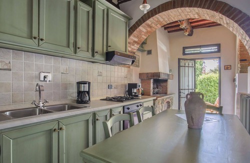 Montevarchi Villa | Nice apartment in villa for 4 guests with WIFI, pool, TV, patio and pets allowed