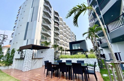 Kram Condo | Pool view Studio, 2 minutes to the beach