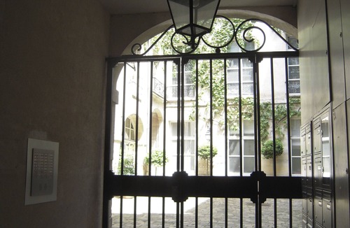 4th Arrondissement Apartment | QUIET NEST FOR LOVERS IN THE HEART OF PARIS!