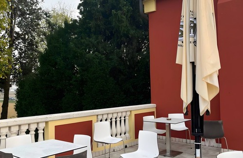 Mirano Apartment | Room 'Camera 2 Rosa' with Shared Terrace, Wi-Fi and Air Conditioning