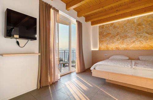 San Zeno di Montagna Apartment | Room 'Laguna Depandance Suite 1' with Shared Terrace, Wi-Fi and Air Conditioning
