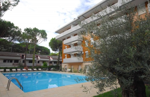 Lignano Riviera Apartment | Seaside flat with shared pool